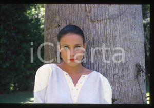 35mm vintage slide* 1990ca VENEZIA Sonja KIRCHBERGER Ritratto dell'attrice (3) La diapositiva &egrave; stata scattata in occasione della Mostra del CinemaDiapositiva d'epoca, in formato 35 mm. CONDIZIONI: GOODE' severamente vietata la riproduzione. Tutti i diritti sono riservati. ICharta mette in vendita, sul negozio eBay e in esclusiva sul sito "icharta" il proprio archivio composto da numerose diapositive e negativi fotografici d'epoca, tutti originali e autentici, che attraversano la storia del costume italiano tra gli la fine degli anni Sessanta e Novanta.Si tratta di uno sguardo inedito sull'attualit&agrave;, la politica, la vita quotidiana, il gossip e la cultura, che fotografa il cambiamento della nazione in quest'ultimo scorcio del XX secolo. Un'occasione unica per il mercato del collezionismo, che vede finalmente disponibile un archivio eccezionale per vastit&agrave;, tematiche e condizioni, in un settore (il negativo fotografico e la diapositiva) di assoluta novit&agrave; e dalle interessanti prospettive di investimento.  originale e autentica 1