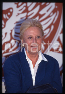 35mm vintage slide* 1996 VENEZIA Michèle MORGAN Ritratto dell'attrice (1) La diapositiva &egrave; stata scattata in occasione della Mostra del CinemaDiapositiva d'epoca, in formato 35 mm. CONDIZIONI: GOODE' severamente vietata la riproduzione. Tutti i diritti sono riservati. ICharta mette in vendita, sul negozio eBay e in esclusiva sul sito "icharta" il proprio archivio composto da numerose diapositive e negativi fotografici d'epoca, tutti originali e autentici, che attraversano la storia del costume italiano tra gli la fine degli anni Sessanta e Novanta.Si tratta di uno sguardo inedito sull'attualit&agrave;, la politica, la vita quotidiana, il gossip e la cultura, che fotografa il cambiamento della nazione in quest'ultimo scorcio del XX secolo. Un'occasione unica per il mercato del collezionismo, che vede finalmente disponibile un archivio eccezionale per vastit&agrave;, tematiche e condizioni, in un settore (il negativo fotografico e la diapositiva) di assoluta novit&agrave; e dalle interessanti prospettive di investimento.  originale e autentica 1