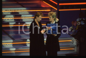 35mm vintage slide* 1986 SANREMO STING premiato da Loretta GOGGI al Festival (1)