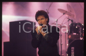 35mm vintage slide* 1989 SANREMO Cliff RICHARD sul palco del PALABARILLA (69)