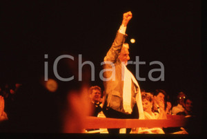 35mm vintage slide*1985ca COSTUME Leonard BERNSTEIN saluta con il pugno chiuso 1