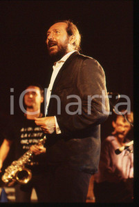 35mm vintage slide* 1996 MUSICA  Andrea MINGARDI - Concerto (3)    Diapositiva d'epoca, in formato 35 mm.  CONDIZIONI: GOOD E' severamente vietata la riproduzione. Tutti i diritti sono riservati.Nella diapositiva ICharta mette in vendita, sul negozio eBay e in esclusiva sul sito "icharta" il proprio archivio composto da numerose diapositive e negativi fotografici d'epoca, tutti originali e autentici, che attraversano la storia del costume italiano tra gli la fine degli anni Sessanta e Novanta.Si tratta di uno sguardo inedito sull'attualit&agrave;, la politica, la vita quotidiana, il gossip e la cultura, che fotografa il cambiamento della nazione in quest'ultimo scorcio del XX secolo. Un'occasione unica per il mercato del collezionismo, che vede finalmente disponibile un archivio eccezionale per vastit&agrave;, tematiche e condizioni, in un settore (il negativo fotografico e la diapositiva) di assoluta novit&agrave; e dalle interessanti prospettive di investimento.  CONDIZIONI:GOOD/buono originale e autentica 1
