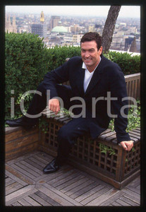 35mm vintage slide* 1992 MILANO Daniel McVICAR Ritratto (5)    Diapositiva d'epoca, in formato 35 mm.  CONDIZIONI: GOOD E' severamente vietata la riproduzione. Tutti i diritti sono riservati.Nella diapositiva ICharta mette in vendita, sul negozio eBay e in esclusiva sul sito "icharta" il proprio archivio composto da numerose diapositive e negativi fotografici d'epoca, tutti originali e autentici, che attraversano la storia del costume italiano tra gli la fine degli anni Sessanta e Novanta.Si tratta di uno sguardo inedito sull'attualit&agrave;, la politica, la vita quotidiana, il gossip e la cultura, che fotografa il cambiamento della nazione in quest'ultimo scorcio del XX secolo. Un'occasione unica per il mercato del collezionismo, che vede finalmente disponibile un archivio eccezionale per vastit&agrave;, tematiche e condizioni, in un settore (il negativo fotografico e la diapositiva) di assoluta novit&agrave; e dalle interessanti prospettive di investimento.  CONDIZIONI:GOOD/buono originale e autentica 1