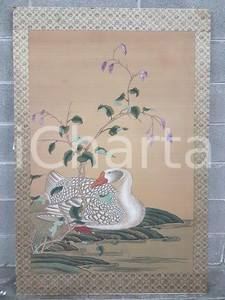 1975 CINA VINTAGE Cigno accovacciato sulla riva - quadro 91 X 135 cm