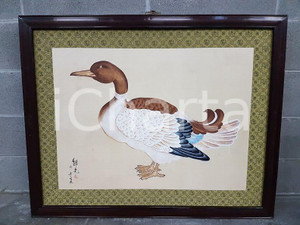 1975 CINA VINTAGE Anatra su fondo beige - quadro 82 x 102 cm Dipinto a tempera, passepartout in tessuto, cornice in legno.Dimensioni:  cm 82 x cm 102Condizioni: GOOD (cornice leggermente graffiata)OGQ-0022ICHARTA SRL mette in vendita la propria collezione di arredi e oggetti di modernariato realizzati tra il 1960 ed il 1990 circa rivenienti da primari negozi specializzati (oggi cessati) di Milano, Berlino, Miami e Hong Kong. Si tratta di un'ottima occasione di investimento per gli appassionati e collezionisti del settore.  originale e autentica 1