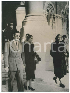 Fotografia d epoca originale 1955 ca NICE FRANCE Ex King Michael of ROMANIA leaving the Orthodox Church 1