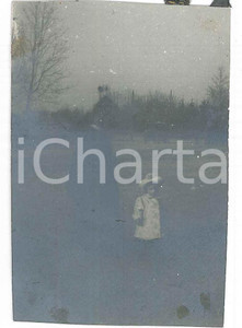 Fotografia d epoca originale 1907 Area di MILANO Ritratto di bambino in campagna  Fotografia ANONIMA 7x9 cm 1