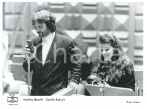 1995 ca LIRICA Andrea BOCELLI Cecilia BARTOLI nello studio di registrazione Foto Fotografia di agenzia.  GOOD/buono  Formato: 24x18 cm originale e autentica 1