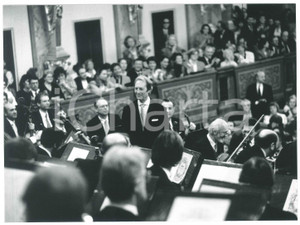 1985 ca WIEN Carlo Maria GIULINI and WIENER PHILARMONIKER Photo 24x17 Fotografia d'epoca.  GOOD/buono  Formato: 24x17 cm originale e autentica 1