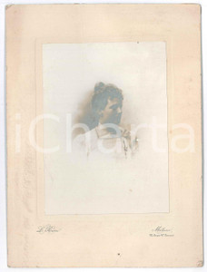 1900 ca MILANO Ritratto di donna in bianco - Busto *Foto Leone RICCI 16x22 cm Fotografia d'epoca, montata su cartoncino rigido.FOTOGRAFO: Leone Ricci - Milano, corso Vittorio Emanuele 22 GOOD/buono  Formato: 16x22 cm originale e autentica 1