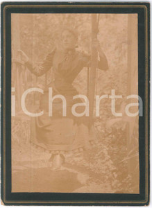 Fotografia d epoca originale 1900 ca ITALIA Giovane donna in altalena  Ritratto Foto ANONIMA 14x19 cm 1