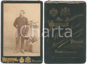 Fotografia d epoca originale 1890 ca MILANO Uomo con il cappello in mano  Ritratto  Foto MONTABONE 11x16 cm 1