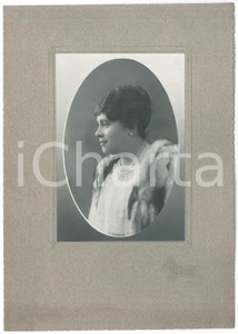 Fotografia d epoca originale 1915 ca MILANO Ritratto di donna con pellicciotto Foto G. B. GANZINI 18x26 cm 1