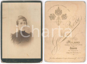 1890 ca MILANO Donna con abito ricamato - Ritratto - Foto Giulio ROSSI 11x16 cm Fotografia d'epoca, su cartoncino rigido. FOTOGRAFO: Giulio Rossi - Milano, corso Vittorio Emanuele 20 FAIR/discreto sbrecciature angolari Formato: 11x16 Cm originale e autentica 1