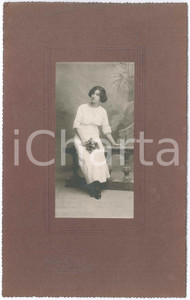 1912 MILANO Giovane donna in abito bianco e mazzolino di fiori *Foto CINI 17x27 Fotografia d'epoca, su cartoncino morbido.  FAIR/discreto lieve piegatura al cartoncino Formato: 17x27 cm originale e autentica 1