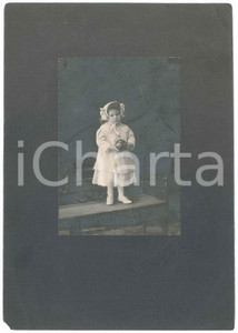 Fotografia d epoca originale 1915 ca PALERMO Bambina con frutto in abito bianco Foto INCORPORA 18x26 cm 1