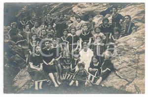 Fotografia d epoca originale 1920 ca CHIAVARI GE Colonia femminile  Ragazze sulle rocce  Foto E. MIGONE 1