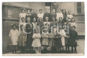 1925 ca s. l. COSTUME Classe elementare femminile in cortile - Foto anonima