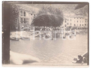 Fotografia d epoca originale 1910 ca LAGO MAGGIORE  Folla al pontile  Batell  Foto anonima 12x9 cm 1