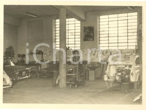 Fotografia d epoca originale 1960 ca GAMBOLO  PV Officina con FIAT 500 in riparazione Foto 18x13 cm 1
