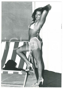 Fotografia d epoca originale 1970 ca COSTUME ITALIA  Modella con bikini a frange e sdraio  Foto 13x18 cm 1
