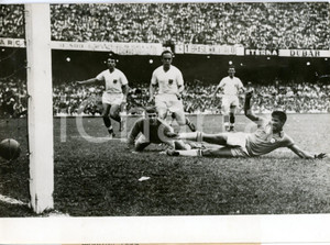 1959 RIO DE JANEIRO - FOOTBALL Brazil-England 2-0 - Eddie HOPKINSON *Photo