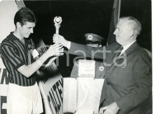 1962 CALCIO MILAN Capitano Cesare MALDINI ritira il premio "Petrol-Caltex"  Fotografia d'epoca con didascalia dattiloscritta coeva.Consegna del premio "Petrol-Caltex" alla squadra dell' A.C. Milan per la vittoria dello scudetto 1962.   CONDIZIONI: FAIR (abrasione all'angolo superiore sinistro, piegature diffuse) FORMATO: 24x18 cm     originale e autentica 1