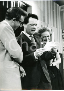 1958 LASCIA O RADDOPPIA? Mike BONGIORNO con i coniugi CORTESE *Foto