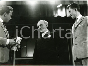 1958 LASCIA O RADDOPPIA? Mike BONGIORNO con il concorrente Sandro VICENTINI