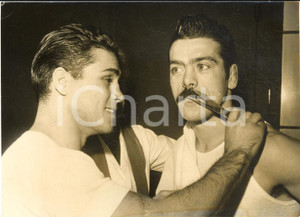 1957 PARIS BOXE Germinal BALLARIN si fa tagliare i baffi da Italo SCORTICHINI