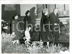 1961 LONDON - Queen Elizabeth II with Princess Anne and Prince Andrew *Photo