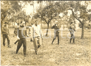 1964 (?) CALCIO SAMPDORIA Ernst OCWIRK in passeggiata con i giocatori *Foto