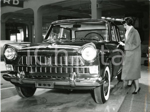 1959 GENEVE Salone dell'Automobile - Giovane donna osserva FIAT 1800 *Foto