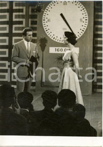 1956 LASCIA O RADDOPPIA? Mike BONGIORNO con la concorrente Luciana ALAGNA *Foto