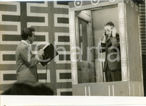 1956 LASCIA O RADDOPPIA? Mike BONGIORNO e il concorrente GEMINIANI in cabina