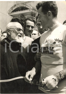 1957 CICLISMO GIRO D'ITALIA LORETO Louison BOBET con un frate alla partenza 