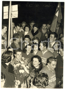 1957 MILANO CANOTTAGGIO Festeggiamenti all'arrivo della squadra MOTO GUZZI *Foto