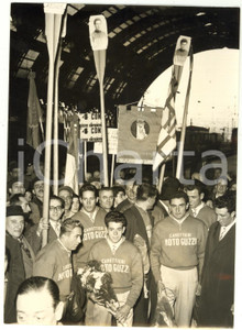 1957 MILANO CANOTTAGGIO Festeggiamenti all'arrivo della squadra MOTO GUZZI
