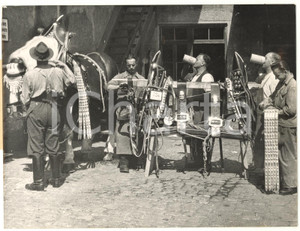 1953 MUNICH - OKTOBERFEST Grooms of the breweries ready for the beginning