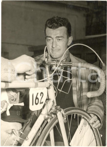 1955 ca CICLISMO MILANO-SANREMO Louison BOBET alla punzonatura *Foto 13x18 cm