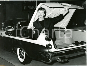 1957 GENEVE Salone dell'Auto - Modella nel baule di una DODGE CHARGER *Foto