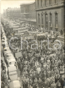 1960 PARIS Grève de la Fonction Publique - Cortège en rue de Rivoli *Photo