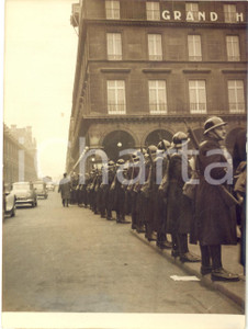 1957 PARIS Garde Républicaine protège le Ministère des Finances - Photo 12x17 cm