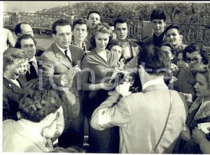 1956 s.l. CINEMA Sophia LOREN con un fotografo e un gruppo di ammiratori *Foto