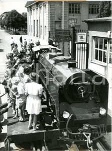 1953 MUNICH GERMAN TRAFFIC FAIR - Children looking new locomotive of the park