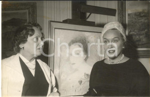 1956 PARIS Gloria SWANSON riceve il suo ritratto da Marie Madeleine DE RASKY