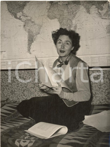 1953 MUNICH Marta HEINISCH with her pamphlet about an international university 