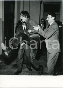 1969 MILANO Spacciatore arrestato aggredisce i fotografi *Foto 13x18 cm
