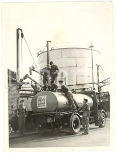 1953 LONDON Depot of SHELL MEX - STRIKE - Troops loading petrol for delivery