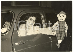 1959 ROMA - IL MUSICHIERE La vincitrice Nadia ELEONORI con la sua mascotte *Foto